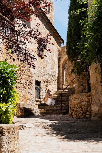 Photo long shot woman outdoors