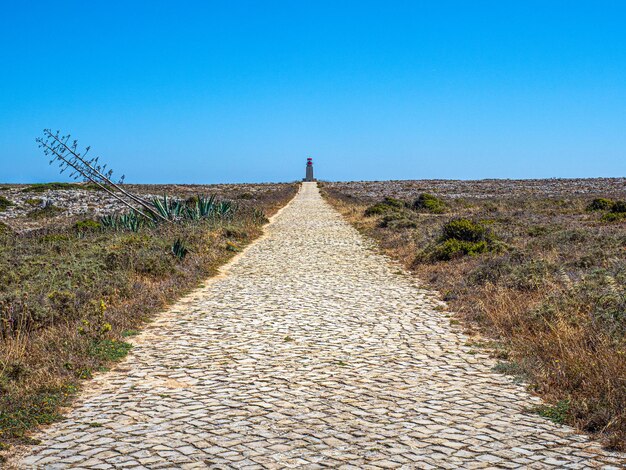 Foto il lungo sentiero di pietra che conduce al faro di ponta de sagres