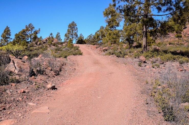 Photo long straight dirt desert road disappears into the horizon in gran canaria spain