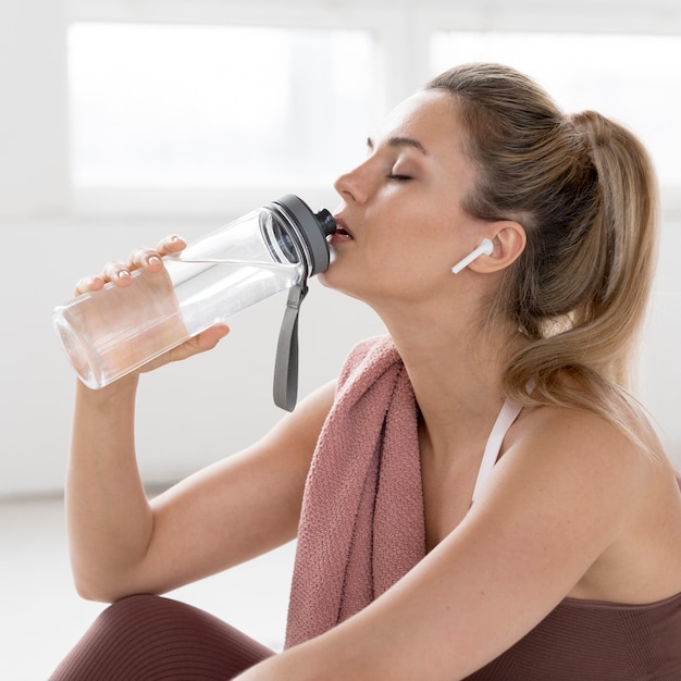 写真 水を飲む女性の長い眺め