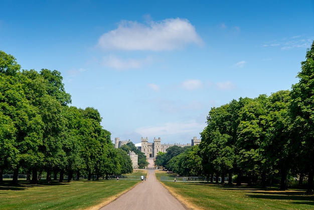 Passeggiata lunga nel castello di windsor, regno unito, londra in estate