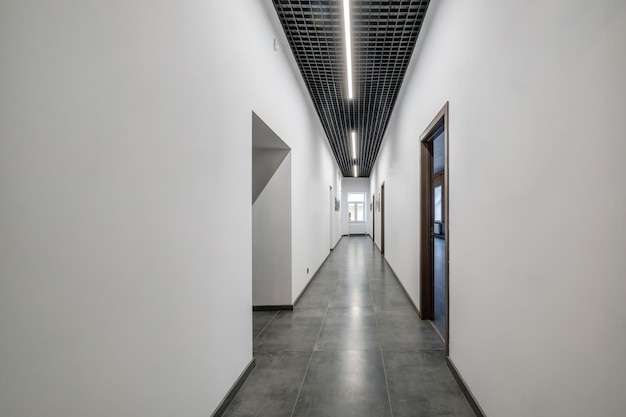 Photo long white empty corridor in interior of entrance hall of modern apartments office or clinic