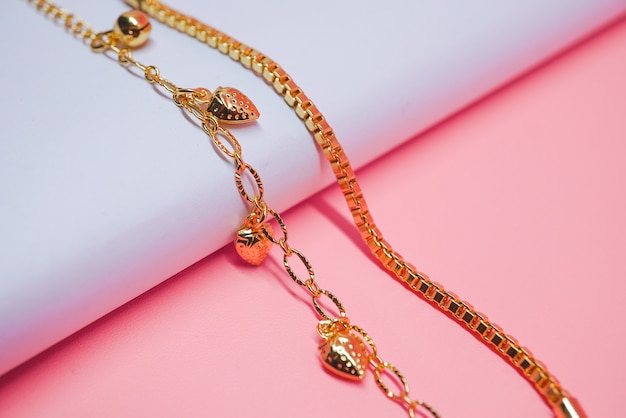 Foto bracciale lungo da donna con catena e ornamenti d'amore