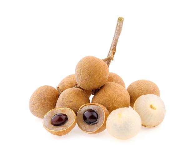 Longan (Dimocarpus longan) 흰색 배경에 고립