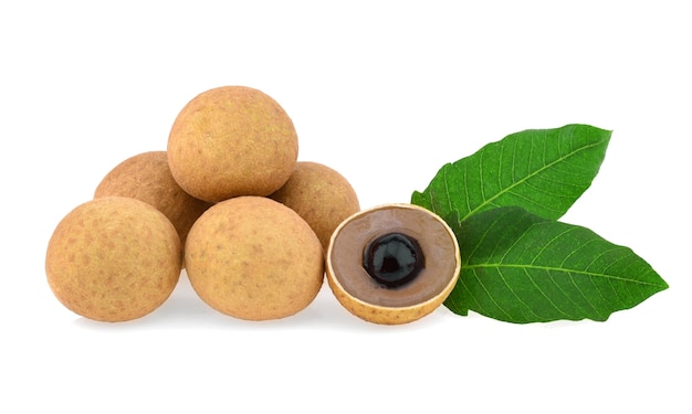 Longan. 흰색 배경에 고립 된 신선한 longan