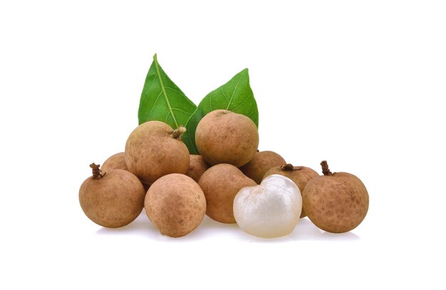 Longan. longan fresco isolato