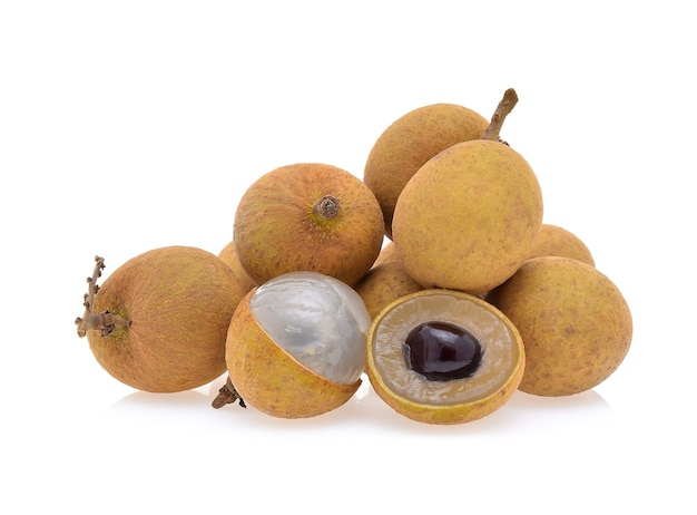 Longano. longan fresco su sfondo bianco