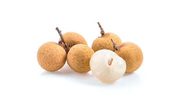 Longan isolato su sfondo bianco