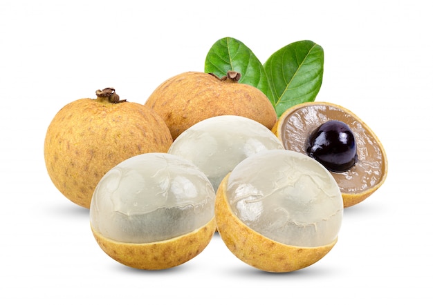 Longan met blad dat op wit wordt geïsoleerd