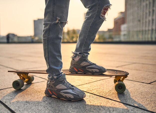 아름 다운 여름 저녁에 거리에 Longboard 남자입니다. 따뜻한 색상으로 톤.