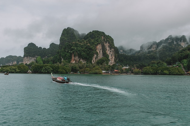 Photo longboat in the krabi sea with landscape in the background