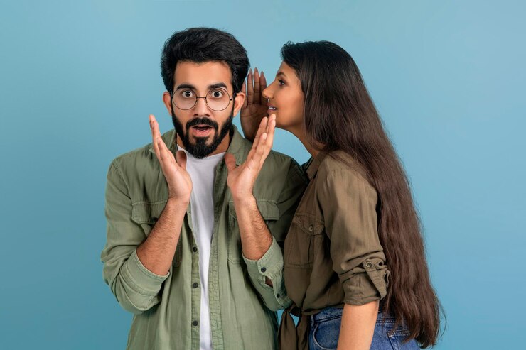 Photo longhaired indian woman whispering her boyfriend rumors