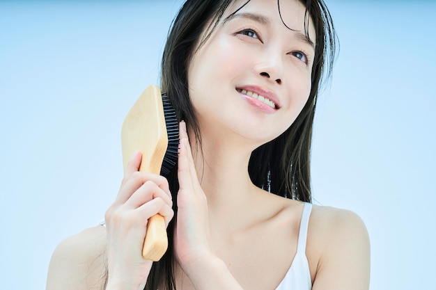 Photo longhaired woman brushing her hair