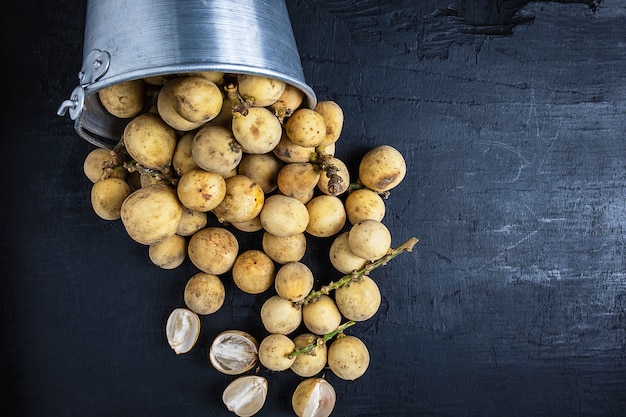 Longkongfruit op een zwarte achtergrond