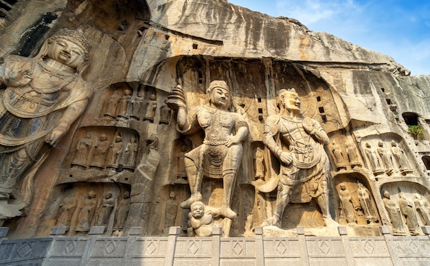 Longmen-grotten met boeddha's figuren beginnen met de noordelijke wei-dynastie in 493 na christus. het is een van de vier opmerkelijke grotten in china.