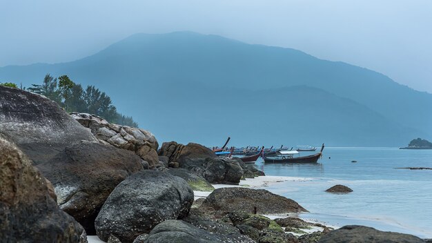 Длиннохвостая лодка и красивый океан острова Ко Липе, Таиланд.