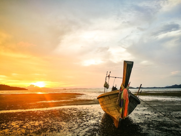 写真 kohyaoyai、phang nga、thailandの夕方のロングテール・ボート