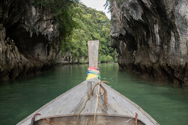 Photo longtail boat passing through hong island in krabi thailand