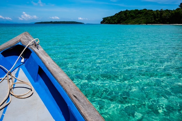 Photo the longtail boat in the sea