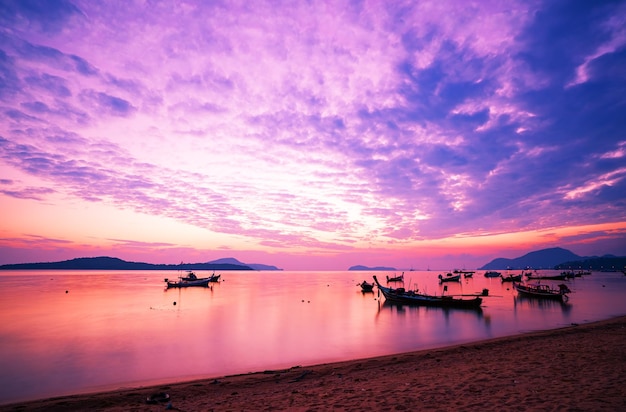 Longtail boten met reisboten in tropische zee Prachtig landschap ochtend zonsopgang of zonsondergang hemel over zee en berg in phuket thailand Verbazingwekkend licht van de natuur landschap Zeegezicht