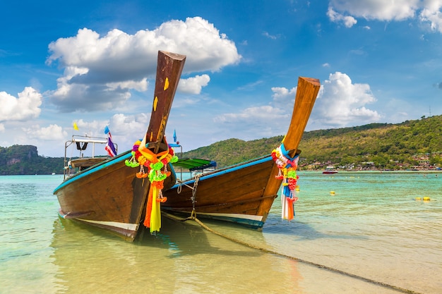 Longtailboot bij Logboek Dalum Beach op Phi Phi Don-eiland, Thailand