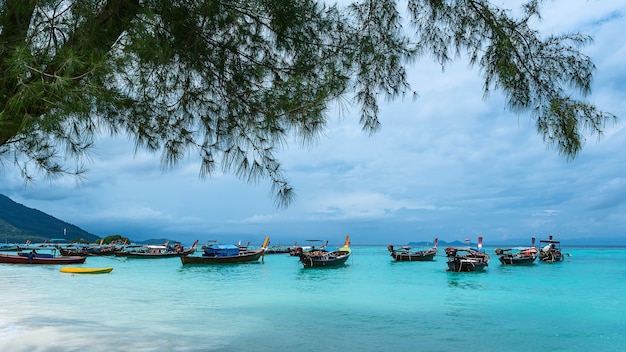 Longtailboot en prachtige oceaan van het eiland Koh Lipe, paradijselijk eiland in Thailand.