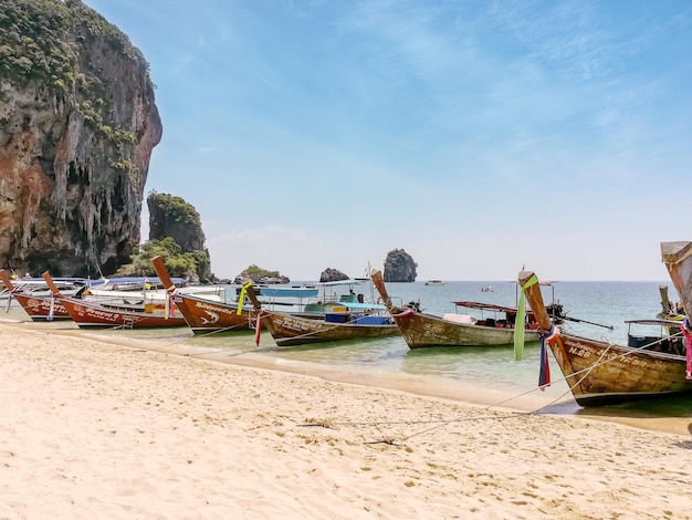 Longtailboot geparkeerd om op toeristen te wachten bij Ao Nang-strand Thailand