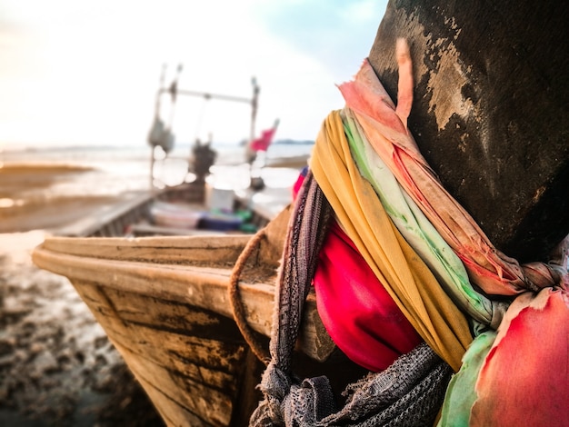 Foto longtailboot in de zonsondergangtijd in kohyaoyai, phang-nga, thailand