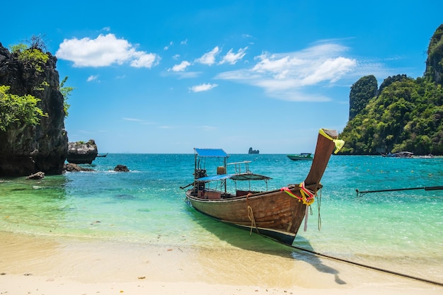 Longtailboot op hong-eiland krabi thailand landmarkbestemming zuidoost-azië reisvakantie en vakantieconcept