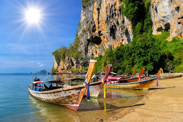 Longtailboot op tropisch strand Tonsai Bay Railay Beach Ao N