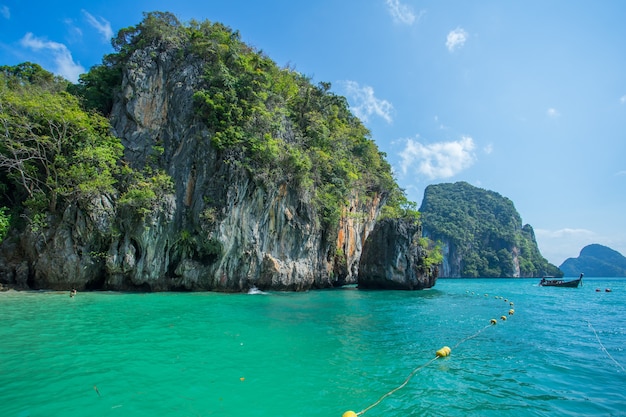 Longtailboten in het overzees dichtbij het eiland van Hong in Krabi-Provincie Thailand.