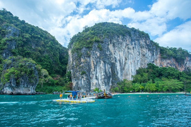 Longtailboten in het overzees dichtbij het eiland van Hong in Th van Th van Krabi