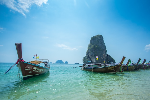 Longtailboten verankerd aan het rairay-strand in de provincie krabi