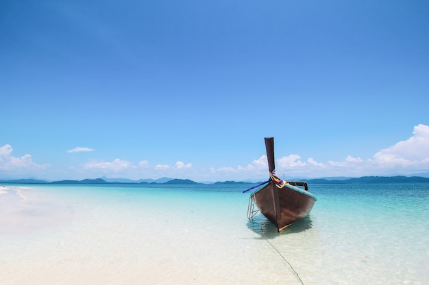 Longtale-boat-on-the-white-beach