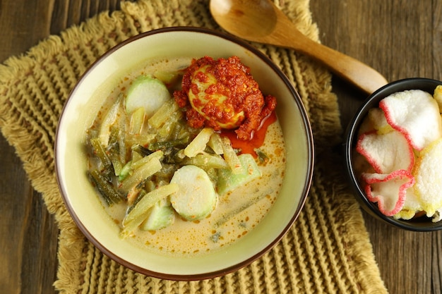 Lontong Sayur is de traditionele Indonesische keuken Gecomprimeerde rijstwafel of lontong met groente