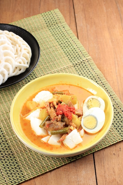 Lontong Sayur Padang, 찹쌀떡을 곁들인 야채 카레, 삶은 계란과 함께 제공