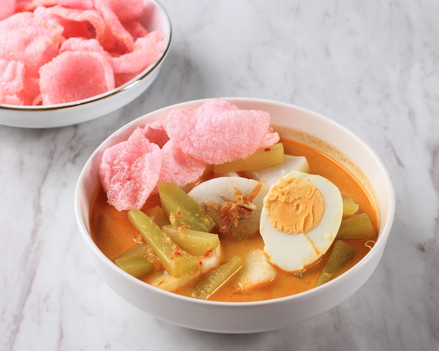 Lontong Sayur Padang, 찹쌀떡을 곁들인 야채 카레, 삶은 계란과 함께 제공