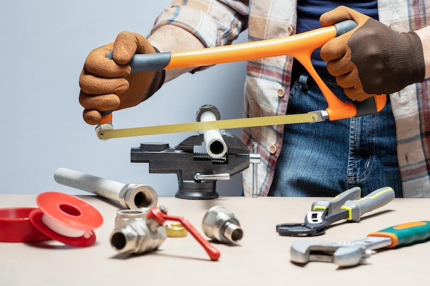 Loodgieter loodgieter op het werk man werknemer zagen pvc pijp