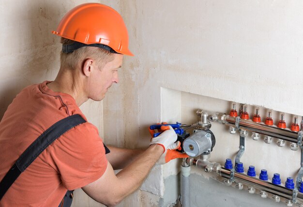 Loodgieter tot vaststelling van een waterpomp in een vloerverwarmingssysteem