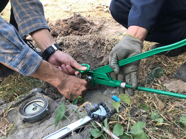 Loodgieter werknemer installeren en repareren van de pijp en montage van watervoorziening en onderhoud van het ondergrondse systeem.