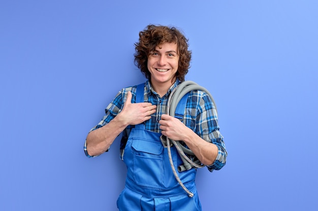 Loodgieter wordt verrast door de dank van klanten die met blijdschap naar de camera kijken en een blauw schortuniform dragen