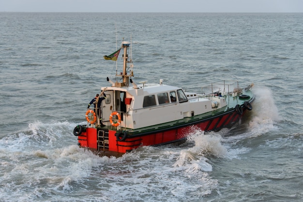 Loodsboot op zee