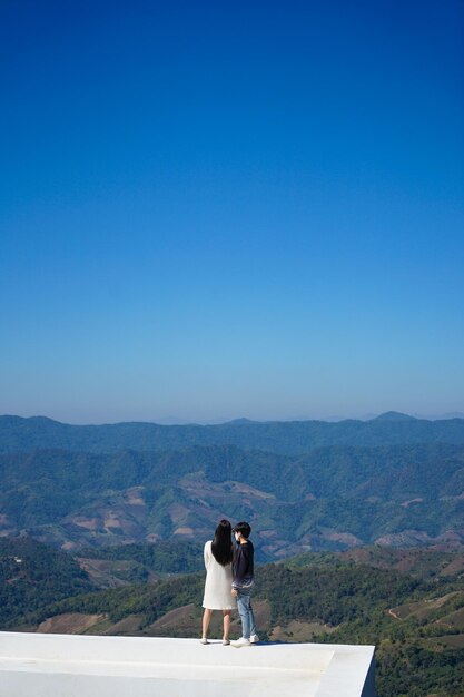 写真 山の景色を見て