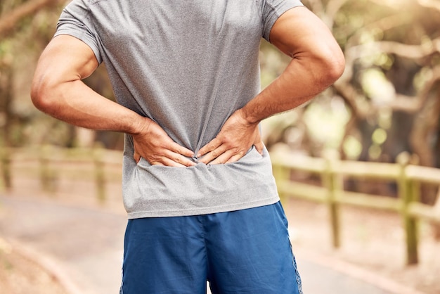 Photo look back on your setbacks and find the lessons in them shot of an unrecognisable man experiencing back pain while working out in nature