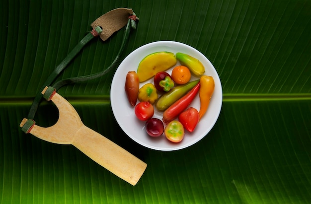 Look choop, also spelled look choop, is a Thai dessert that comes from a Portuguese marzipan recipe called massapao. In Thai, green beans are used as the main ingredient in this type of cooking