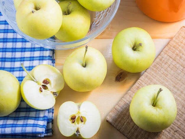 사진 나무 테이블에 사과 맛있어요. apple은 전 세계적으로 인기있는 과일입니다.