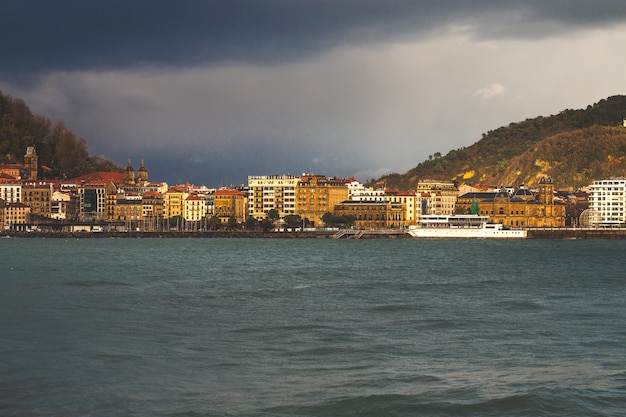 Guarda la costa di donostia san sebastian nella baia di la concha, paesi baschi.