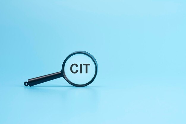 Посмотрите на текст CIT через увеличительное стекло на синем фоне