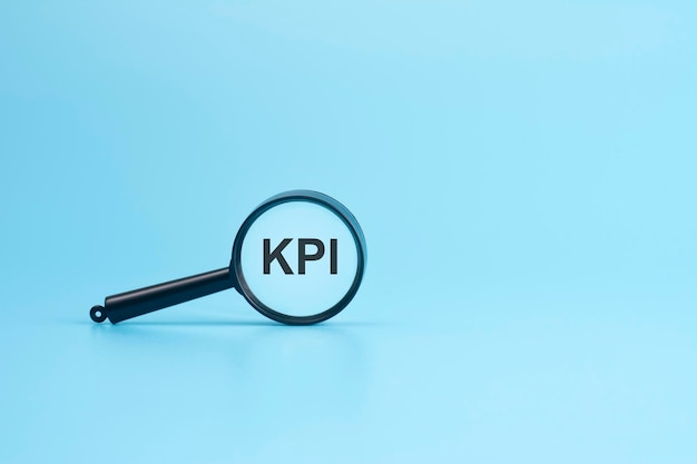 青色の背景に虫眼鏡を通してテキスト KPI を見てください。