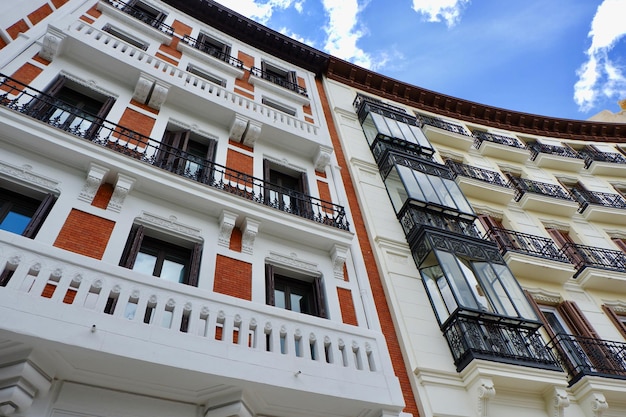 Cerca l'edificio classico nel centro di madrid, quartiere fuencarral, spagna. facciata spagnola colorata e di classe